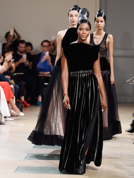 https://wwd.com/wp-content/uploads/2017/07/azzedine-alaia-couture-aw17.jpg?crop=1&h=740&w=555