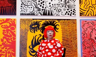 Yayoi Kusama contemporary art installation featuring her iconic polka dot patterns and immersive Infinity Mirror Room, showcasing why she is one of the most important contemporary artists.
