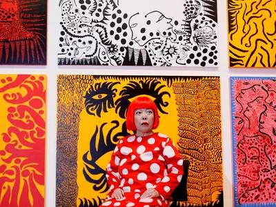 Yayoi Kusama contemporary art installation featuring her iconic polka dot patterns and immersive Infinity Mirror Room, showcasing why she is one of the most important contemporary artists.